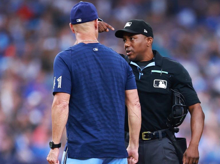 L’entraîneur des Blue Jays, John Schneider, applaudit les critiques de l’entraîneur des lanceurs Pete Walker sur l’écoute indiscrète