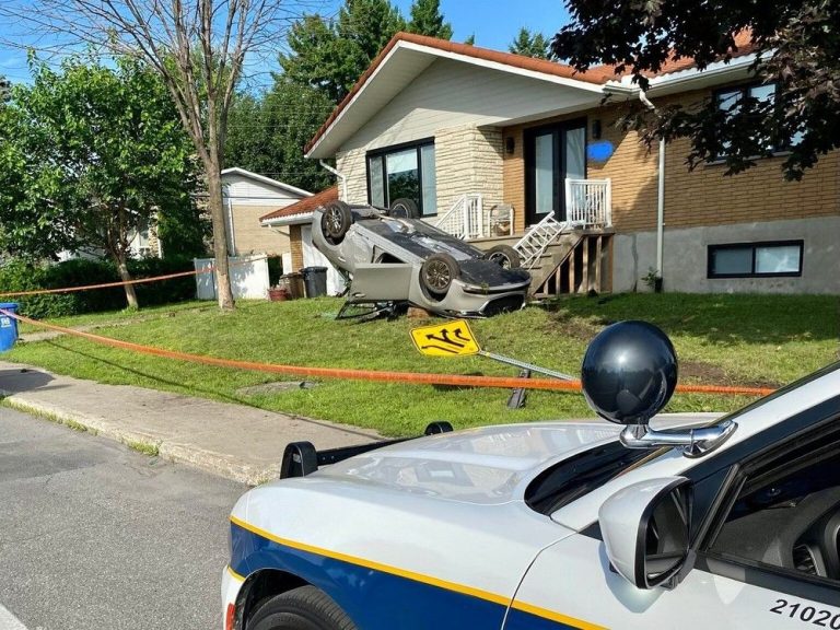 Une voiture se retourne sur la pelouse de la maison de Brossard après que le conducteur ait échappé à l’arrêt de la police