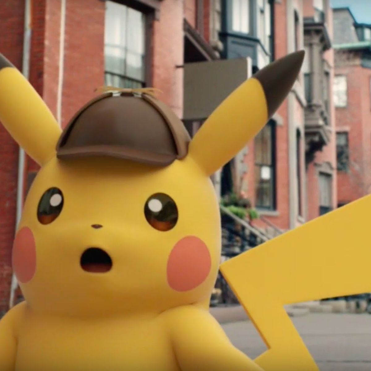 Le détective Pikachu a une expression surprise sur son visage.