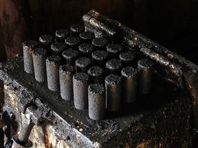 Biochar compressé dans une usine en Afrique.