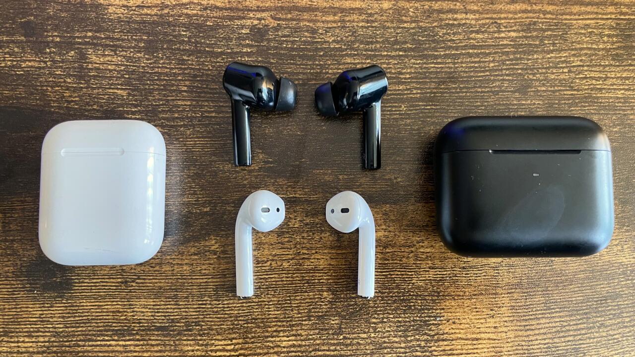 Les Razer Hammerheads aux côtés des Apple AirPods.