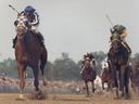 Le jockey Ron Turcotte et le Secrétariat ont explosé dans le dernier tronçon du Derby du Kentucky en 1973.