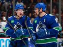 Brock Boeser des Canucks de Vancouver parle à son coéquipier JT Miller lors d'un match de la LNH au Rogers Arena de Vancouver.  Photo : Jeff Vinnick/NHLI via Getty Images