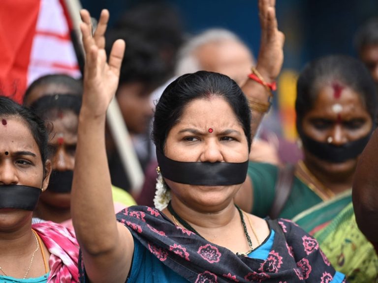 Des milliers de personnes protestent contre l’agression par la foule de femmes qui ont défilé nues en Inde