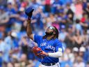 Vladimir Guerrero Jr. des Blue Jays de Toronto célèbre son équipe en battant les San Diego Padres lors de leur match de la MLB au Rogers Center le jeudi 20 juillet 2023 à Toronto. 