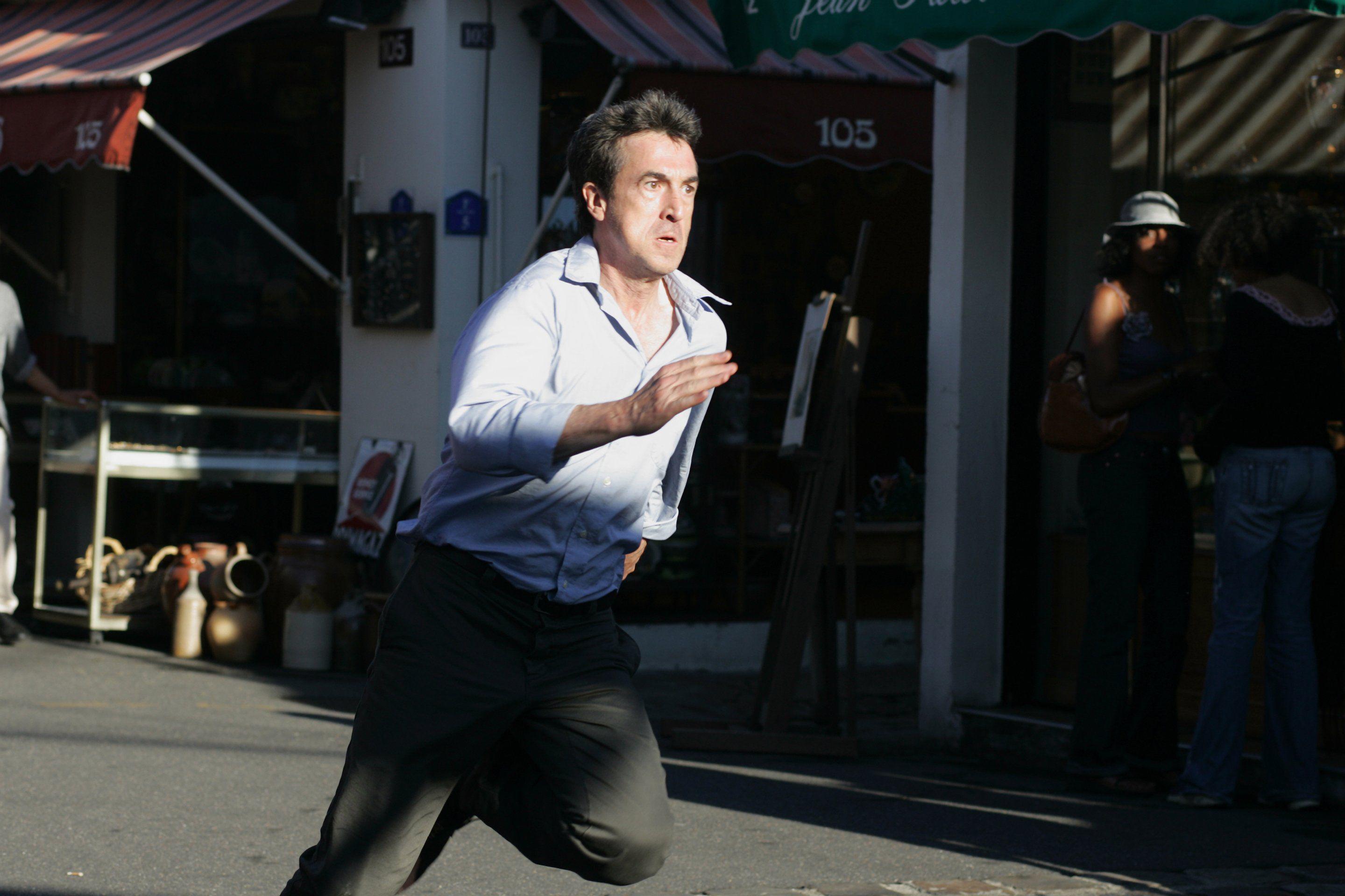 Le pédiatre Alexandre Beck (François Cluzet) court dans une rue animée de Ne le dis à personne