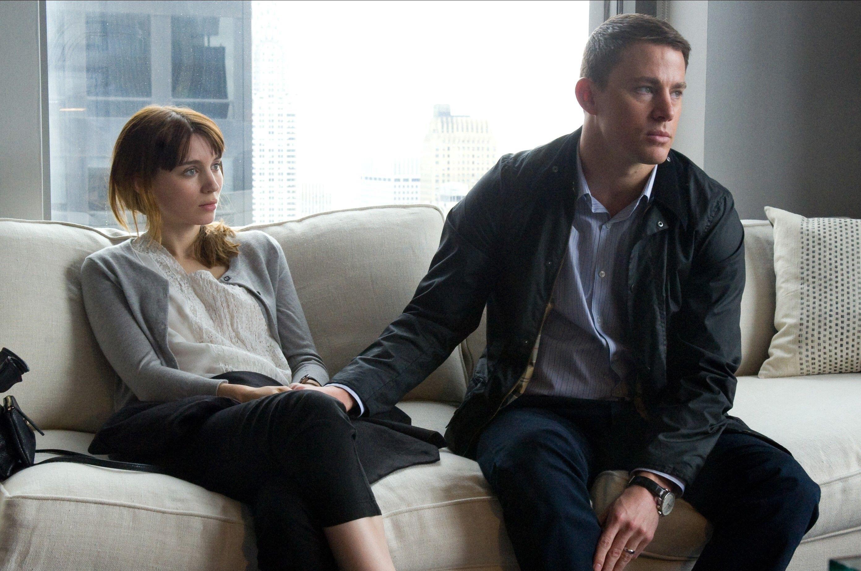 Emily Taylor (Rooney Mara) et Martin Taylor (Channing Tatum) sont assis sur un canapé en se tenant la main dans Side Effects