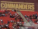 Les fans regardent la seconde moitié d'un match de football de la NFL entre les Cleveland Browns et les Washington Commanders le 1er janvier 2023, au FedEx Field de Landover, dans le Maryland. Le comité des finances de la NFL s'est réuni à distance lundi et a voté de manière informelle pour recommander l'approbation de l'accord de 6,05 milliards de dollars de Josh Harris pour l'achat des Commanders, selon des sources du Washington Post.