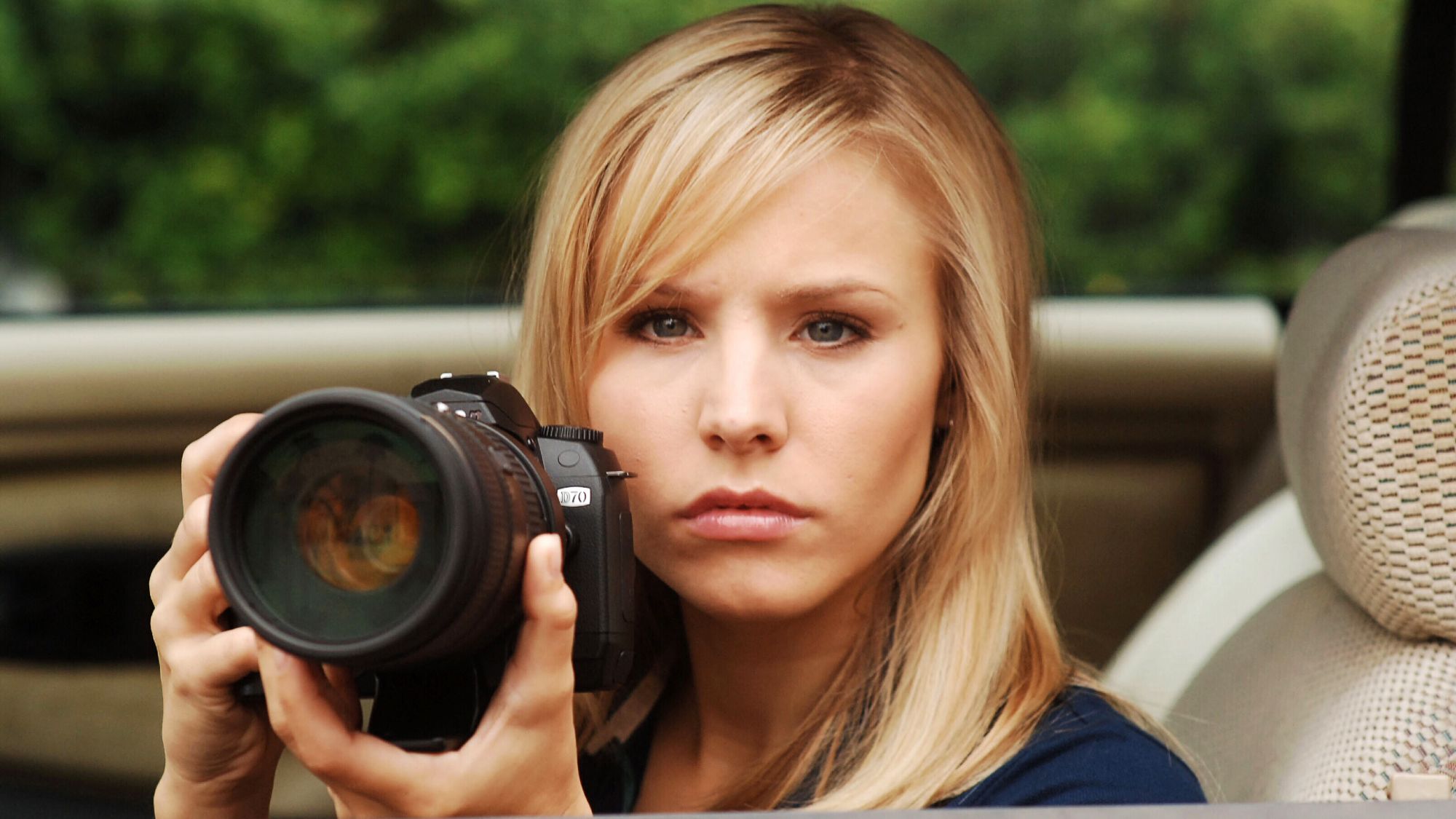 Kristen Bell tenant un appareil photo dans le rôle de Veronica Mars