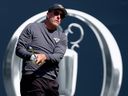 Phil Mickelson débute sur le premier trou lors de la première manche de l'Open Championship au Royal Liverpool Golf Club le jeudi 20 juillet 2023 à Hoylake, en Angleterre. 