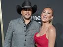 Jason Aldean, à gauche, et Brittany Kerr arrivent à la 58e cérémonie annuelle des Academy of Country Music Awards le jeudi 11 mai 2023 au Ford Center de Frisco, au Texas.  (AP Photo/Jeffrey McWhorter)