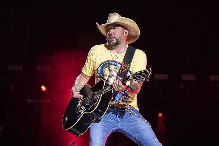 Jason Aldean dénonce l’annulation de la culture après une « longue semaine » de controverse : « Je suis un fier Américain »