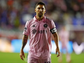 Lionel Messi de l'Inter Miami CF regarde pendant la seconde moitié du match de la Coupe des ligues 2023 entre Cruz Azul et l'Inter Miami CF au stade DRV PNK le 21 juillet 2023 à Fort Lauderdale, en Floride.