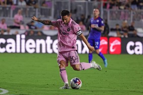 Lionel Messi de l'Inter Miami CF tire pendant la seconde moitié du match de la Coupe des ligues 2023 entre Cruz Azul et l'Inter Miami CF au stade DRV PNK le 21 juillet 2023 à Fort Lauderdale, en Floride.