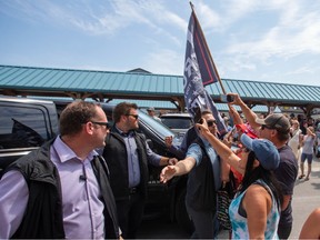 Les manifestants crient sur le premier ministre Justin Trudeau.