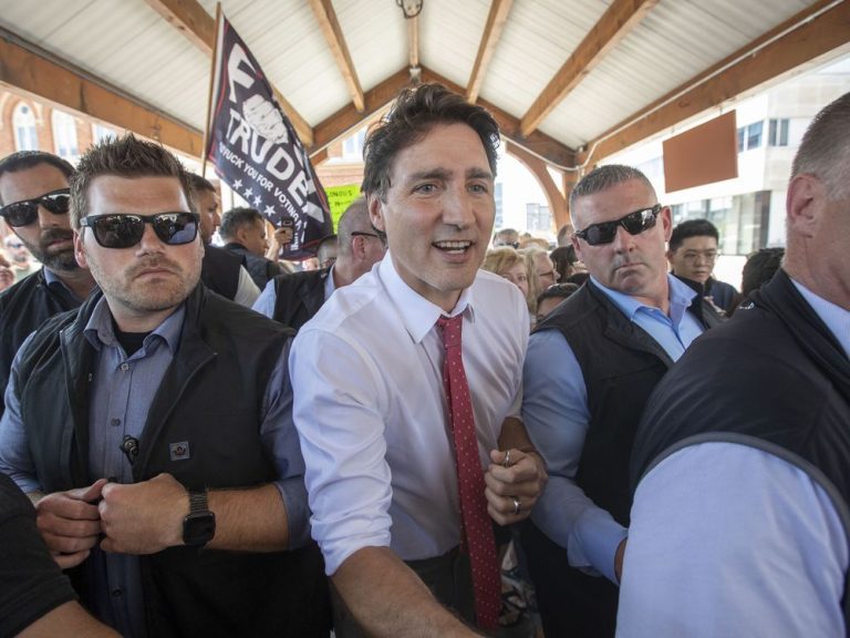 Le cortège de Trudeau a envahi les manifestants à Belleville, en Ontario, obligeant le PM à écourter sa comparution