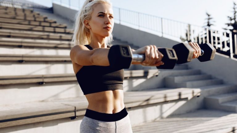 Oubliez les planches – cet entraînement d’haltères en 5 mouvements renforce les muscles de votre tronc, de vos jambes et de vos épaules