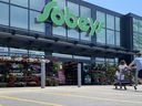 Acheteurs dans une épicerie Sobeys de l'ouest de Toronto, le dimanche 26 juin 2023. La Chambre de commerce du Canada affirme que même si les dépenses de consommation sont restées fortes au deuxième trimestre, elles ont pris un tournant après que la Banque du Canada a annoncé une autre hausse des taux d'intérêt en juin.