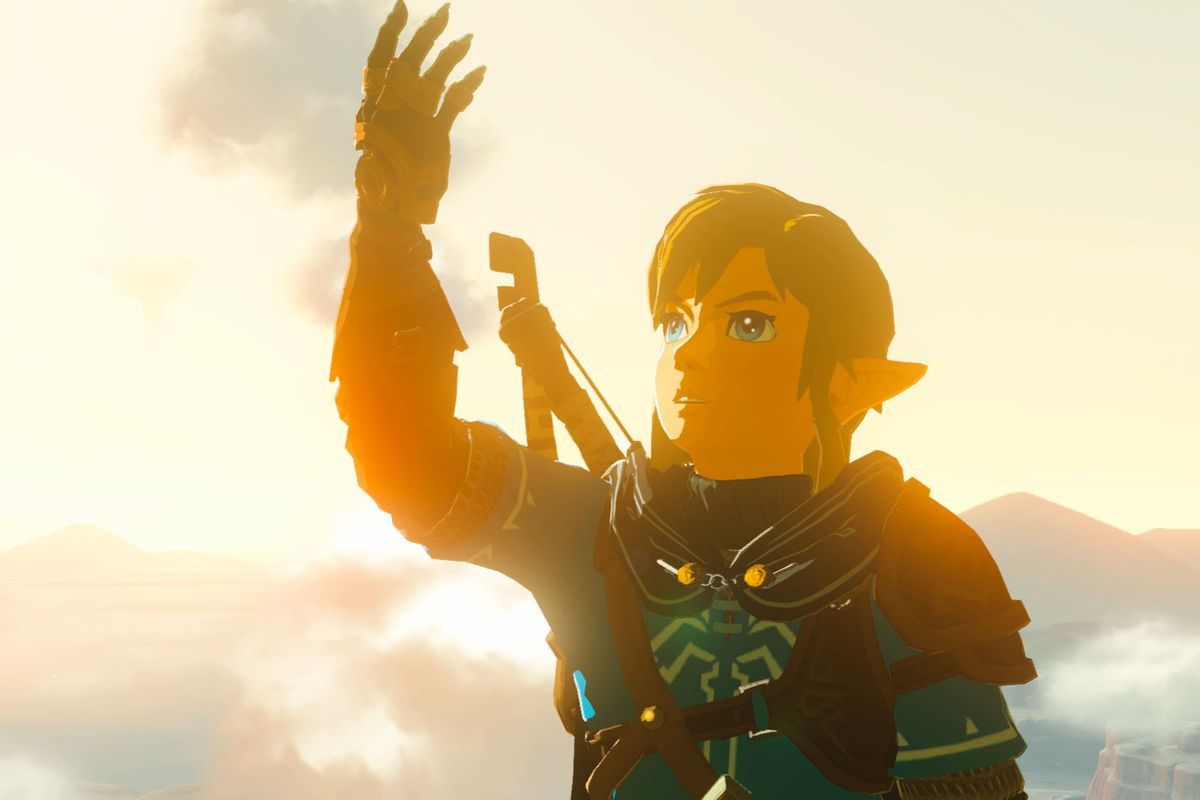 Link tient son bras prothétique infusé, qu'il a obtenu de Rauru, vers un ciel crépusculaire dans The Legend of Zelda: Tears of the Kingdom