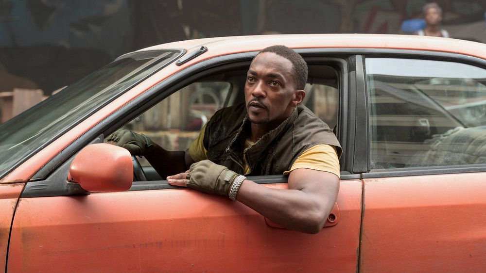 John Doe (Anthony Mackie) se penche par la fenêtre d'Evelyn