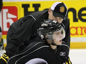 Alex Galchenyuk Sr. se tient derrière Alex Galchenyuk pendant l'entraînement