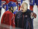 L'entraîneur-chef des Canadiens Michel Therrien s'entretient avec Alex Galchenyuk lors d'un entraînement au centre d'entraînement de l'équipe à Brossard le 30 avril 2015. Galchenyuk a congédié ses agents cette année-là après qu'ils n'aient pas réussi à prendre parti dans un différend avec Therrien au sujet de la décision de Therrien de le mettre au banc.