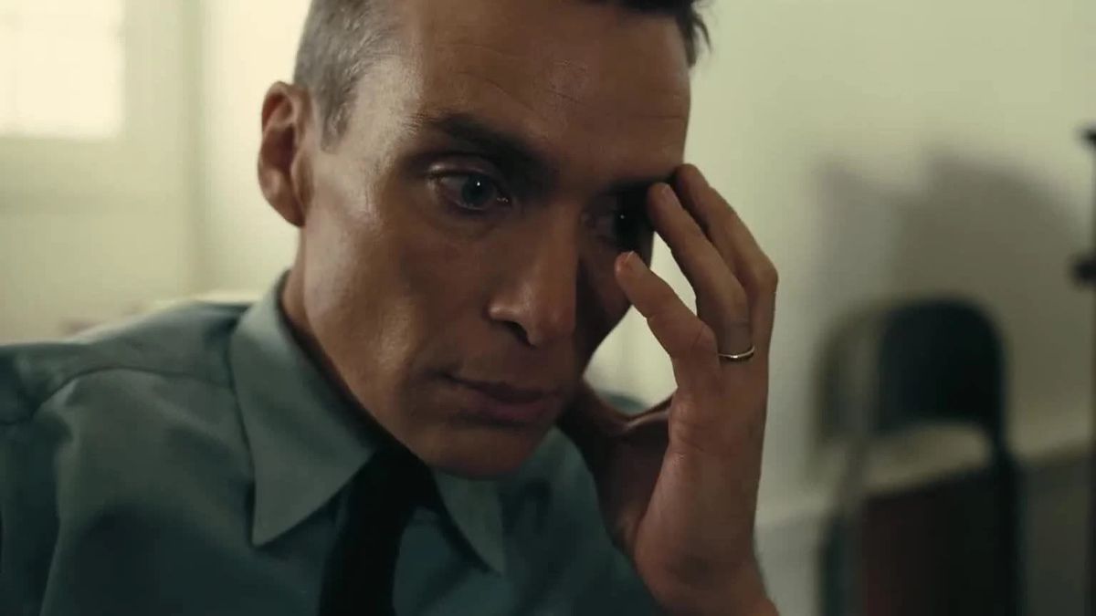 Cillian Murphy tient sa main sur son œil alors qu'il contemple les horreurs d'Oppenheimer.