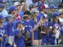 Les fans des Blue Jays de Toronto regardent l'entraînement au bâton avant un match contre les Mariners le 7 juillet 2022 à Seattle.