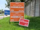 Affiches électorales pour certains des candidats à l'élection partielle de la circonscription de Kanata-Carleton.  Le jour des élections est le 27 juillet.