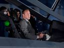 Peter MacKay vérifie le cockpit du F-35 Joint Strike Fighter à la suite d'une annonce faite à Ottawa en 2010. L'ancien ministre dit qu'il regrette de ne pas avoir pu conclure cet accord.