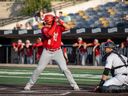 Le joueur de troisième but des Goldeyes de Winnipeg Dayson Croes se prépare à battre Kyle Mora de Milwaukee lors d'un match de baseball de l'Association américaine le 20 juillet 2023. 