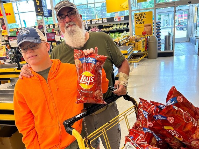  » S’AMUSER  » : un père et son fils de Virginie se rendent en Ontario pour des croustilles au ketchup