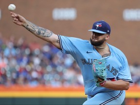 Alek Manoah des Blue Jays de Toronto lance un lancer de deuxième manche alors qu'il affronte les Tigers de Detroit au Comerica Park le 7 juillet 2023 à Detroit, Michigan.