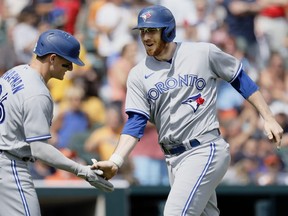 Danny Jansen des Blue Jays de Toronto célèbre son circuit de deux points contre les Tigers de Detroit.