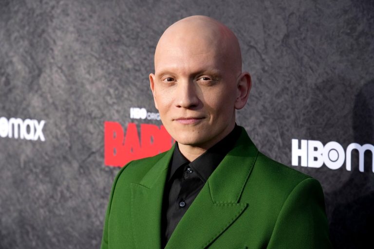 Anthony Carrigan révèle pourquoi il se rapporte à Metamorpho après avoir été choisi pour Superman: Legacy
