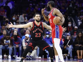 Fred VanVleet # 23 des Raptors de Toronto garde James Harden # 1 des 76ers de Philadelphie au cours du quatrième quart du deuxième match du premier tour de la Conférence Est au Wells Fargo Center le 18 avril 2022 à Philadelphie, Pennsylvanie.