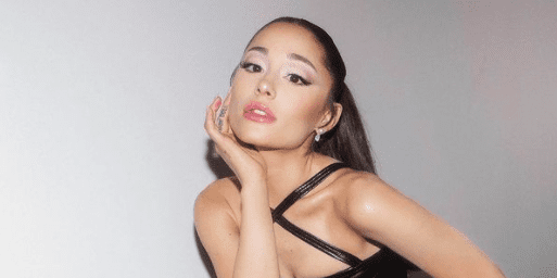 Ariana Grande évite * miraculeusement * les cheveux de chapeau avec des boucles de princesse blondes crémeuses