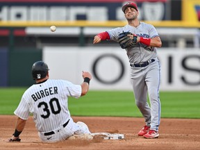 Whit Merrifield des Blue Jays de Toronto lance en premier.