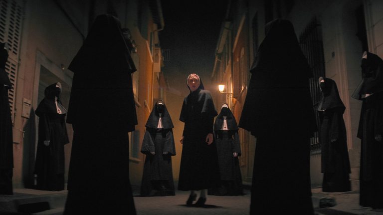 Bande-annonce The Nun 2: Taissa Farmiga reprend ses habitudes dans une suite effrayante
