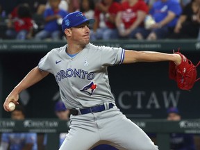 Le partant des Blue Jays de Toronto, Chris Bassitt, lance un lancer contre les Rangers du Texas lors de la première manche d'un match le 18 juin 2023 à Arlington, au Texas.