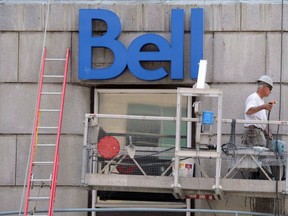 Un ouvrier du bâtiment travaille sur un immeuble Bell