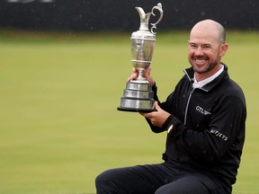 Brian Harman des États-Unis pose pour une photo avec le Claret Jug après avoir remporté le 151e Open