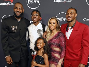 De gauche.  LeBron James, Bryce James, Zhuri James, Savannah James et Bronny James assistent aux ESPY Awards 2023.