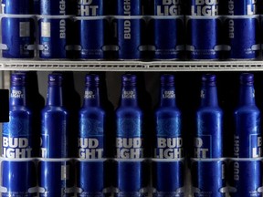 Des bouteilles de Bud Light sont assises dans une glacière dans le hall d'Oriole Park à Camden Yards lors du match Baltimore Orioles et Minnesota Twins le vendredi 30 juin 2023 à Baltimore.