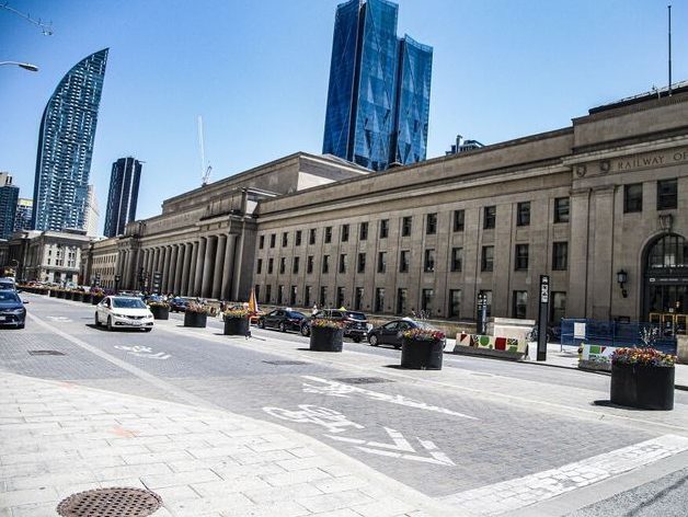 « C’EST LEUR VILLE »: Les ratons laveurs envahissent la gare Union de Toronto – en quelque sorte