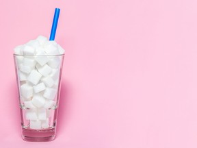 Une tasse remplie de cubes d'une substance semblable à du sucre.