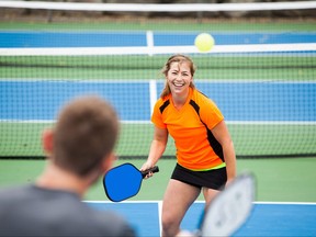 Un lecteur a le béguin pour son partenaire de pickleball.