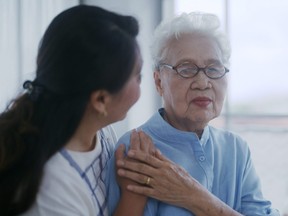 Le désir d'une fille de discuter des soins de fin de vie avec sa mère âgée se heurte à de la résistance.