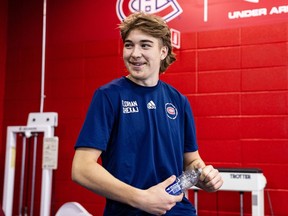 Florian Xhekaj est un ailier gauche de 6 pieds 3 pouces et 183 livres.  Le joueur de 19 ans a totalisé 13-12-25 et 76 minutes de pénalité en 68 matchs la saison dernière avec les Bulldogs de Hamilton de l'OHL.