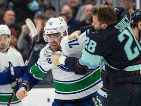 Carson Soucy et Tanner Pearson ont laissé tomber les gants lors d'un concours animé le 1er janvier 2022 à Seattle.